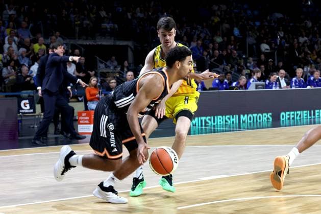 DEU, BBL-POkal, ALBA vs. Rathiofarm Ulm, 19.10.2025, Max-Schmeling-Halle, Berlin, DEU, BBL-POkal, ALBA vs. Rathiofarm Ulm, im Bild JONAS MATTISSECK (ALBA Berlin 9), Len Schormann (ratiopharm Ulm 1)