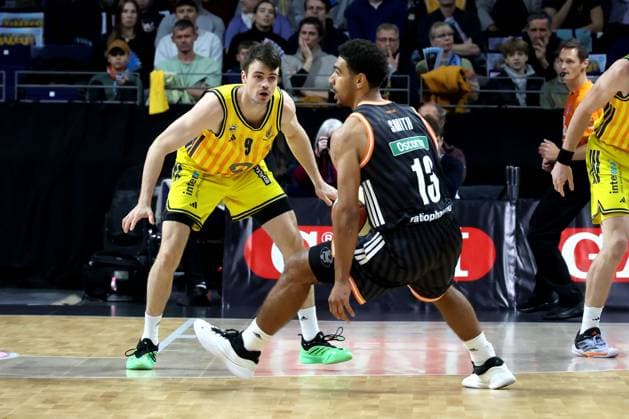 DEU, BBL-POkal, ALBA vs. Rathiofarm Ulm, 19.10.2025, Max-Schmeling-Halle, Berlin, DEU, BBL-POkal, ALBA vs. Rathiofarm Ulm, im Bild JONAS MATTISSECK (ALBA Berlin 9), Mark Smith (ratiopharm Ulm 13)