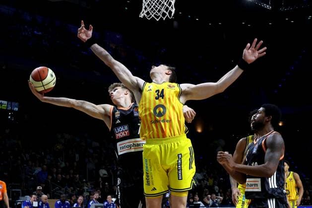 DEU, BBL-POkal, ALBA vs. Rathiofarm Ulm, 19.10.2025, Max-Schmeling-Halle, Berlin, DEU, BBL-POkal, ALBA vs. Rathiofarm Ulm, im Bild Justin Bean (ALBA Berlin 34), Tobias Jensen (ratiopharm Ulm 7)
