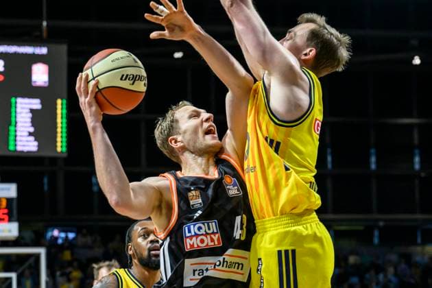 GER, Berlin, Basketball, Alba Berlin vs ratiopharm Ulm - Achtelfinale im BBL Pokal in der Max-Schmeling-Halle , BBL, im Bild v.l.: Christian Sengfelder (Ulm, 43), Norris Agbakoko (Alba Berlin), Zweikampf, Action, Kampf, kaempft um den Ball, 19.10.2025 Copyright: HMBxMedia UwexKoch