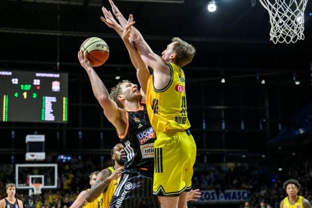 GER, Berlin, Basketball, Alba Berlin vs ratiopharm Ulm - Achtelfinale im BBL Pokal in der Max-Schmeling-Halle , BBL, im Bild v.l.: Christian Sengfelder (Ulm, 43), Norris Agbakoko (Alba Berlin), Zweikampf, Action, Kampf, kaempft um den Ball, 19.10.2025 Copyright: HMBxMedia UwexKoch