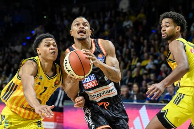 GER, Berlin, Basketball, Alba Berlin vs ratiopharm Ulm - Achtelfinale im BBL Pokal in der Max-Schmeling-Halle , BBL, im Bild v.l.: Jack Kayil (Alba Berlin), Nelson Weidemann (Ulm, 0), Norris Agbakoko (Alba Berlin), Zweikampf, Action, Kampf, kaempft um den Ball, 19.10.2025 Copyright: HMBxMedia UwexKoch