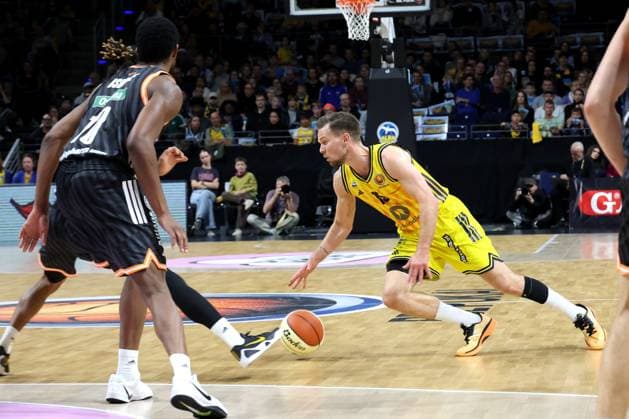 DEU, BBL-POkal, ALBA vs. Rathiofarm Ulm, 19.10.2025, Max-Schmeling-Halle, Berlin, DEU, BBL-POkal, ALBA vs. Rathiofarm Ulm, im Bild Martin Hermannsson (ALBA Berlin 15), Malik Osborne (ratiopharm Ulm 10)