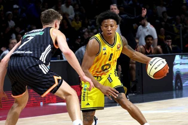 DEU, BBL-POkal, ALBA vs. Rathiofarm Ulm, 19.10.2025, Max-Schmeling-Halle, Berlin, DEU, BBL-POkal, ALBA vs. Rathiofarm Ulm, im Bild Rejean Boogie Ellis (ALBA Berlin 8), Tobias Jensen (ratiopharm Ulm 7)
