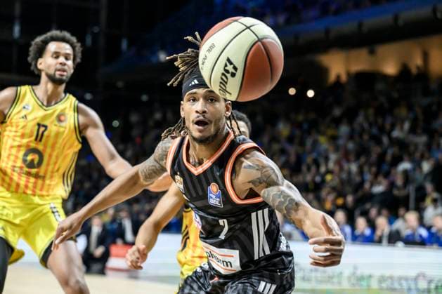 GER, Berlin, Basketball, Alba Berlin vs ratiopharm Ulm - Achtelfinale im BBL Pokal in der Max-Schmeling-Halle , BBL, im Bild v.l.: Bryce Brown (Ulm, 2), Zweikampf, Action, Kampf, kaempft um den Ball, 19.10.2025 Copyright: HMBxMedia UwexKoch