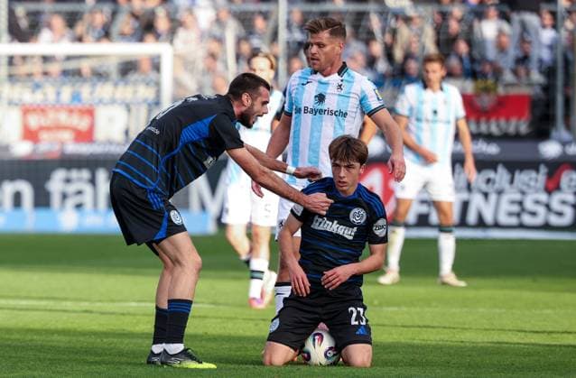 Rasim Bulic 6 (MSV Duisburg), links, feuert Simon Symalla 23 (MSV Duisburg) an, mit Florian Niederlechner 7 (TSV 1860 Muenchen), TSV 1860 Muenchen vs. MSV Duisburg, DFL, Dritte Liga, Saison 2025 2026, Stadion an der Gruenwalder Strasse, Hinrunde, 11. Spieltag, 19.10.2025 DFB regulations prohibit any use of photographs as image sequences and or quasi-video Muenchen Bayern Deutschland