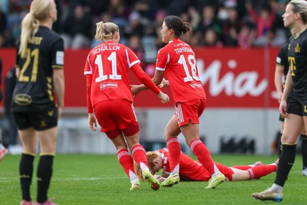 Jubel zum Tor zum 1:1 durch Momoko Tanikawa (FC Bayern Muenchen, 18) mit Lea Schueller (FC Bayern Muenchen, 11), GER, FC Bayern Muenchen vs. 1. FC Koeln, Fussball, Google Pixel Frauen-Bundesliga, 7. Spieltag, Saison 2025 2026, 19.10.2025, DFL DFB REGULATIONS PROHIBIT ANY USE OF PHOTOGRAPHS as IMAGE SEQUENCES and or QUASI-VIDEO, GER, FC Bayern Muenchen vs. 1. FC Koeln, Fussball, Google Pixel Frauen-Bundesliga, 7. Spieltag, Saison 2025 2026, 19.10.2025 Muenchen Copyright: xEibner-Pressefoto JennixMaulx EP_JML