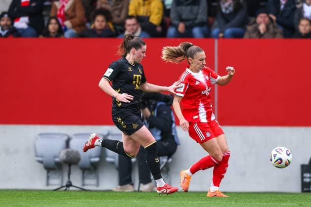 Katharina Naschenweng (FC Bayern Muenchen, 19) mit Adriana Achcinska (1. FC Koeln, 09), GER, FC Bayern Muenchen vs. 1. FC Koeln, Fussball, Google Pixel Frauen-Bundesliga, 7. Spieltag, Saison 2025 2026, 19.10.2025, DFL DFB REGULATIONS PROHIBIT ANY USE OF PHOTOGRAPHS as IMAGE SEQUENCES and or QUASI-VIDEO, GER, FC Bayern Muenchen vs. 1. FC Koeln, Fussball, Google Pixel Frauen-Bundesliga, 7. Spieltag, Saison 2025 2026, 19.10.2025 Muenchen Copyright: xEibner-Pressefoto JennixMaulx EP_JML