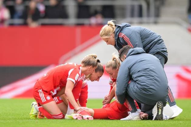 Fußball, Google Pixel Frauen Bundesliga, 20251019, FC Bayern München - 1. FC Köln. Im Bild Lena OBERDORF (Bayern, 8) angeschlagen am Boden, v.l. Giulia GWINN (Bayern, 7), Katharina NASCHENWENG (Bayern, 19), Lea SCHÜLLER (Bayern, 11) sorgen sich. München FC Bayern Campus Bayern Deutschland Copyright: Passion2Press MarkusxFischerx