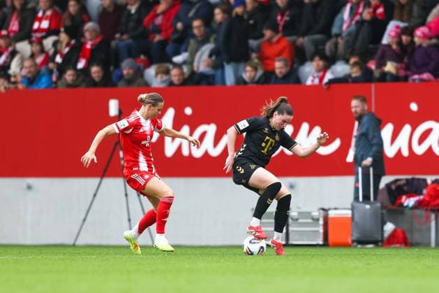 Adriana Achcinska (1. FC Koeln, 09) mit Klara Buehl (FC Bayern Muenchen, 17), GER, FC Bayern Muenchen vs. 1. FC Koeln, Fussball, Google Pixel Frauen-Bundesliga, 7. Spieltag, Saison 2025 2026, 19.10.2025, DFL DFB REGULATIONS PROHIBIT ANY USE OF PHOTOGRAPHS as IMAGE SEQUENCES and or QUASI-VIDEO, GER, FC Bayern Muenchen vs. 1. FC Koeln, Fussball, Google Pixel Frauen-Bundesliga, 7. Spieltag, Saison 2025 2026, 19.10.2025 Muenchen Copyright: xEibner-Pressefoto JennixMaulx EP_JML