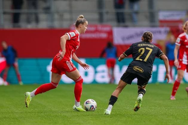 Giulia Gwinn (FC Bayern Muenchen, 07) mit Laura Feiersinger (1. FC Koeln, 27), GER, FC Bayern Muenchen vs. 1. FC Koeln, Fussball, Google Pixel Frauen-Bundesliga, 7. Spieltag, Saison 2025 2026, 19.10.2025, DFL DFB REGULATIONS PROHIBIT ANY USE OF PHOTOGRAPHS as IMAGE SEQUENCES and or QUASI-VIDEO, GER, FC Bayern Muenchen vs. 1. FC Koeln, Fussball, Google Pixel Frauen-Bundesliga, 7. Spieltag, Saison 2025 2026, 19.10.2025 Muenchen Copyright: xEibner-Pressefoto JennixMaulx EP_JML