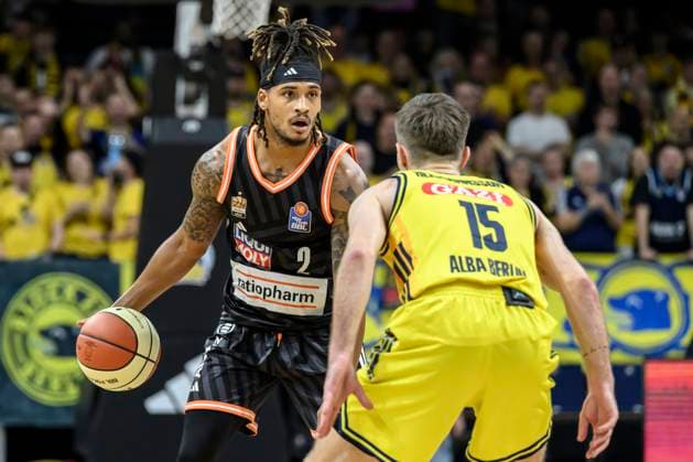 GER, Berlin, Basketball, Alba Berlin vs ratiopharm Ulm - Achtelfinale im BBL Pokal in der Max-Schmeling-Halle , BBL, im Bild v.l.: Bryce Brown (Ulm, 2), Martin Hermannsson (Alba Berlin), Zweikampf, Action, Kampf, kaempft um den Ball, 19.10.2025 Copyright: HMBxMedia UwexKoch