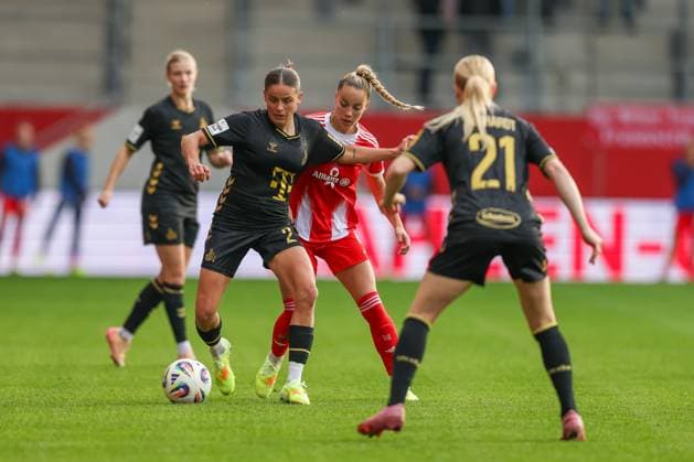Giulia Gwinn (FC Bayern Muenchen, 07) mit Laura Feiersinger (1. FC Koeln, 27), Anna Gerhardt (1. FC Koeln, 21), GER, FC Bayern Muenchen vs. 1. FC Koeln, Fussball, Google Pixel Frauen-Bundesliga, 7. Spieltag, Saison 2025 2026, 19.10.2025, DFL DFB REGULATIONS PROHIBIT ANY USE OF PHOTOGRAPHS as IMAGE SEQUENCES and or QUASI-VIDEO, GER, FC Bayern Muenchen vs. 1. FC Koeln, Fussball, Google Pixel Frauen-Bundesliga, 7. Spieltag, Saison 2025 2026, 19.10.2025 Muenchen Copyright: xEibner-Pressefoto JennixMaulx EP_JML