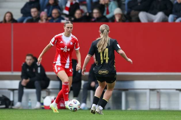 Klara Buehl (FC Bayern Muenchen, 17) mit Carlotta Imping (1. FC Koeln, 14), GER, FC Bayern Muenchen vs. 1. FC Koeln, Fussball, Google Pixel Frauen-Bundesliga, 7. Spieltag, Saison 2025 2026, 19.10.2025, DFL DFB REGULATIONS PROHIBIT ANY USE OF PHOTOGRAPHS as IMAGE SEQUENCES and or QUASI-VIDEO, GER, FC Bayern Muenchen vs. 1. FC Koeln, Fussball, Google Pixel Frauen-Bundesliga, 7. Spieltag, Saison 2025 2026, 19.10.2025 Muenchen Copyright: xEibner-Pressefoto JennixMaulx EP_JML