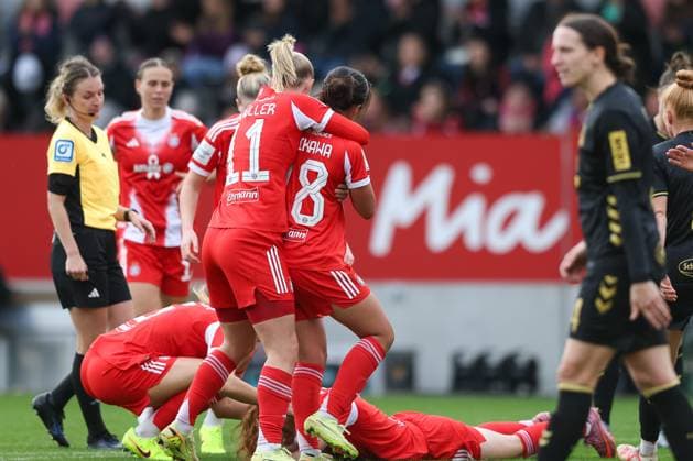 Jubel zum Tor zum 1:1 durch Momoko Tanikawa (FC Bayern Muenchen, 18) mit Lea Schueller (FC Bayern Muenchen, 11), GER, FC Bayern Muenchen vs. 1. FC Koeln, Fussball, Google Pixel Frauen-Bundesliga, 7. Spieltag, Saison 2025 2026, 19.10.2025, DFL DFB REGULATIONS PROHIBIT ANY USE OF PHOTOGRAPHS as IMAGE SEQUENCES and or QUASI-VIDEO, GER, FC Bayern Muenchen vs. 1. FC Koeln, Fussball, Google Pixel Frauen-Bundesliga, 7. Spieltag, Saison 2025 2026, 19.10.2025 Muenchen Copyright: xEibner-Pressefoto JennixMaulx EP_JML