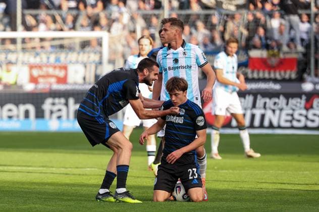 Rasim Bulic 6 (MSV Duisburg), links, feuert Simon Symalla 23 (MSV Duisburg) an, mit Florian Niederlechner 7 (TSV 1860 Muenchen), TSV 1860 Muenchen vs. MSV Duisburg, DFL, Dritte Liga, Saison 2025 2026, Stadion an der Gruenwalder Strasse, Hinrunde, 11. Spieltag, 19.10.2025 DFB regulations prohibit any use of photographs as image sequences and or quasi-video Muenchen Bayern Deutschland