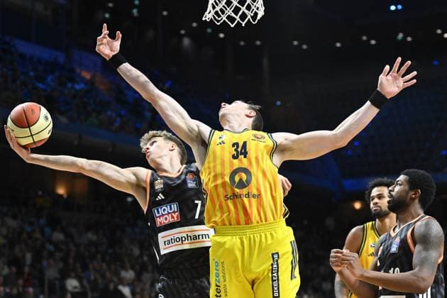Tobias Jensen (Ratiopharm Ulm, 7) und Justin Bean (ALBA Berlin, 34) GER, Alba Berlin gegen Ratiopharm Ulm, Basketball, BBL Pokal, Saison 2025 2026, Achtelfinale, 19.10.2025 GER, Alba Berlin gegen Ratiopharm Ulm, Basketball, BBL Pokal, Saison 2025 2026, Achtelfinale, 19.10.2025 Berlin Copyright: xEibner-Pressefoto RyanxSleimanx EP_RSN