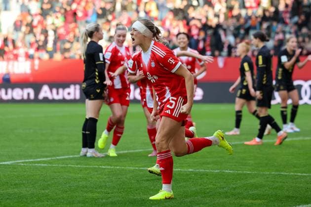 Jubel zum Tor zum 2:1 durch Magdalena Eriksson (FC Bayern Muenchen, 05), GER, FC Bayern Muenchen vs. 1. FC Koeln, Fussball, Google Pixel Frauen-Bundesliga, 7. Spieltag, Saison 2025 2026, 19.10.2025, DFL DFB REGULATIONS PROHIBIT ANY USE OF PHOTOGRAPHS as IMAGE SEQUENCES and or QUASI-VIDEO, GER, FC Bayern Muenchen vs. 1. FC Koeln, Fussball, Google Pixel Frauen-Bundesliga, 7. Spieltag, Saison 2025 2026, 19.10.2025 Muenchen Copyright: xEibner-Pressefoto JennixMaulx EP_JML