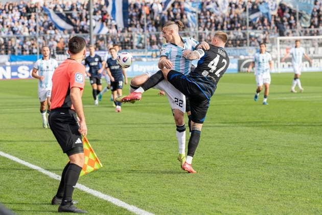 Kampf um den Ball Zweikampf zwischen Sigurd Haugen (TSV 1860 Muenchen, 22) und Alexander Hahn (MSV Duisburg, 42) GER, TSV 1860 Muenchen vs. MSV Duisburg, Fussball, 3. Bundesliga, 11. Spieltag, Saison 2025 2026, 19.10.2025. (DFL DFB REGULATIONS PROHIBIT ANY USE OF PHOTOGRAPHS as IMAGE SEQUENCES and or QUASI-VIDEO). GER, TSV 1860 Muenchen vs. MSV Duisburg, Fussball, 3. Bundesliga, 11. Spieltag, Saison 2025 2026, 19.10.2025. Muenchen Copyright: xEibner-Pressefoto HeikexFeinerx EP_HFR
