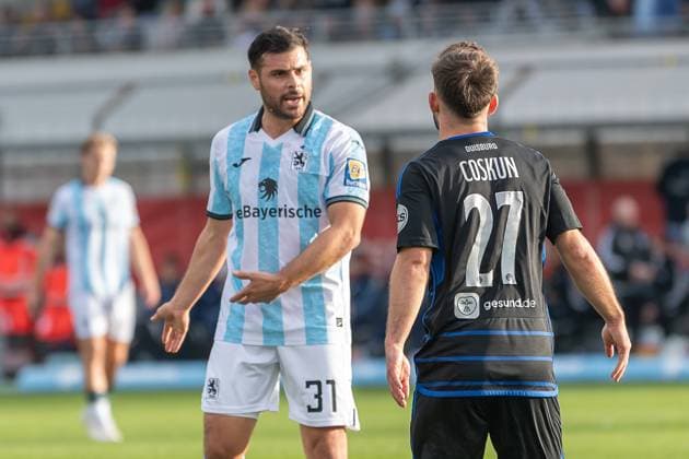 Kevin Volland (TSV 1860 Muenchen, 31) diskutiert mit Can Coskun (MSV Duisburg, 27) wegen einer vorangegangen gelben Karte GER, TSV 1860 Muenchen vs. MSV Duisburg, Fussball, 3. Bundesliga, 11. Spieltag, Saison 2025 2026, 19.10.2025. (DFL DFB REGULATIONS PROHIBIT ANY USE OF PHOTOGRAPHS as IMAGE SEQUENCES and or QUASI-VIDEO). GER, TSV 1860 Muenchen vs. MSV Duisburg, Fussball, 3. Bundesliga, 11. Spieltag, Saison 2025 2026, 19.10.2025. Muenchen Copyright: xEibner-Pressefoto HeikexFeinerx EP_HFR