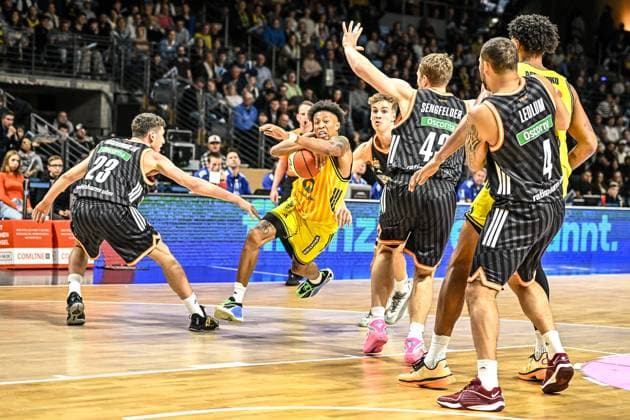 19.10.2025, xlakx, Basketball easyCredit BBL Pokal Achtelfinale, Alba Berlin - Ratiopharm Ulm v.l. Diego Garavaglia (Ratiophram Ulm), Boogie Ellis (Alba Berlin), Tobias Jensen (Ratiophram Ulm), Christian Sengfelder (Ratiophram Ulm), Norris Agbakoko (Alba Berlin), Christopher Ledlum (Ratiophram Ulm) Zweikampf, Duell, Kampf, tackle Berlin
