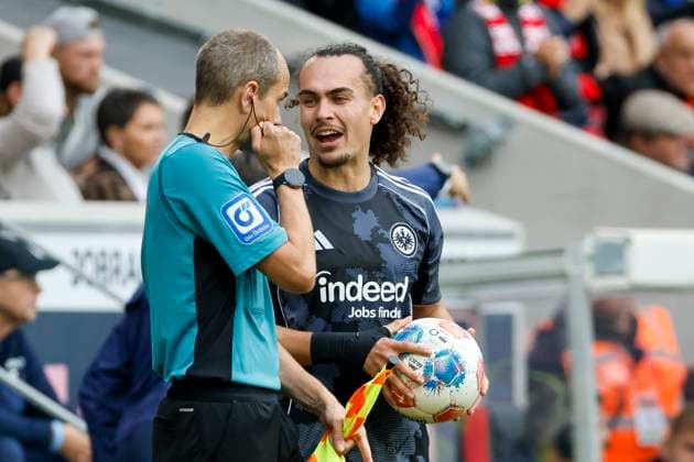 Schiedsrichterassistent Christian Leicher und Arthur Theate (Eintracht Frankfurt, 03) im Dialog , Deutschland, Fussball, 1. Bundesliga, 7.Spieltag, 2025 2026, SC Freiburg vs. Eintracht Frankfurt, 19.10.2025, Europa-Park Stadion, Freiburg im Breisgau, Deutschland Freiburg im Breisgau Europa-Park Stadion Baden-Württemberg Deutschland Copyright: xGrantxHubbsx