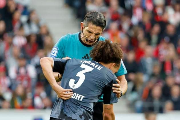 Schiedsrichter Deniz Aytekin und Arthur Theate (Eintracht Frankfurt, 03) im Dialog , Deutschland, Fussball, 1. Bundesliga, 7.Spieltag, 2025 2026, SC Freiburg vs. Eintracht Frankfurt, 19.10.2025, Europa-Park Stadion, Freiburg im Breisgau, Deutschland Freiburg im Breisgau Europa-Park Stadion Baden-Württemberg Deutschland Copyright: xGrantxHubbsx