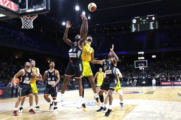 DEU, BBL-POkal, ALBA vs. Rathiofarm Ulm, 19.10.2025, Max-Schmeling-Halle, Berlin, DEU, BBL-POkal, ALBA vs. Rathiofarm Ulm, im Bild Norris Agbakoko (ALBA Berlin 17), Malik Osborne (ratiopharm Ulm 10), Mohamed Diakite (ratiopharm Ulm 5)
