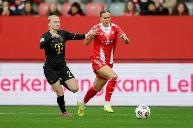 Klara Buehl (FC Bayern Muenchen, 17) mit Anna Gerhardt (1. FC Koeln, 21), GER, FC Bayern Muenchen vs. 1. FC Koeln, Fussball, Google Pixel Frauen-Bundesliga, 7. Spieltag, Saison 2025 2026, 19.10.2025, DFL DFB REGULATIONS PROHIBIT ANY USE OF PHOTOGRAPHS as IMAGE SEQUENCES and or QUASI-VIDEO, GER, FC Bayern Muenchen vs. 1. FC Koeln, Fussball, Google Pixel Frauen-Bundesliga, 7. Spieltag, Saison 2025 2026, 19.10.2025 Muenchen Copyright: xEibner-Pressefoto JennixMaulx EP_JML