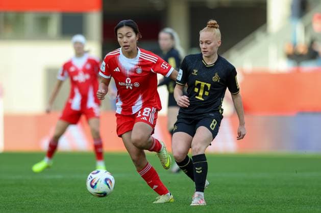 Momoko Tanikawa (FC Bayern Muenchen, 18) mit Laura Vogt (1. FC Koeln, 08), GER, FC Bayern Muenchen vs. 1. FC Koeln, Fussball, Google Pixel Frauen-Bundesliga, 7. Spieltag, Saison 2025 2026, 19.10.2025, DFL DFB REGULATIONS PROHIBIT ANY USE OF PHOTOGRAPHS as IMAGE SEQUENCES and or QUASI-VIDEO, GER, FC Bayern Muenchen vs. 1. FC Koeln, Fussball, Google Pixel Frauen-Bundesliga, 7. Spieltag, Saison 2025 2026, 19.10.2025 Muenchen Copyright: xEibner-Pressefoto JennixMaulx EP_JML