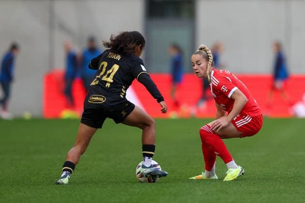 Ella Touon (1. FC Koeln, 24) mit Giulia Gwinn (FC Bayern Muenchen, 07), GER, FC Bayern Muenchen vs. 1. FC Koeln, Fussball, Google Pixel Frauen-Bundesliga, 7. Spieltag, Saison 2025 2026, 19.10.2025, DFL DFB REGULATIONS PROHIBIT ANY USE OF PHOTOGRAPHS as IMAGE SEQUENCES and or QUASI-VIDEO, GER, FC Bayern Muenchen vs. 1. FC Koeln, Fussball, Google Pixel Frauen-Bundesliga, 7. Spieltag, Saison 2025 2026, 19.10.2025 Muenchen Copyright: xEibner-Pressefoto JennixMaulx EP_JML