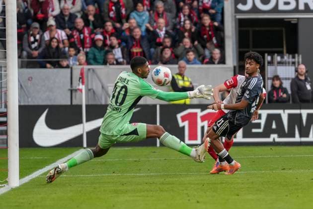 Matthias Ginter (SC Freiburg, 28) Torschuss, Kaua Santos Kaua Santos (Eintracht Frankfurt, 40) , Deutschland, Fussball, 1. Bundesliga, 7.Spieltag, 2025 2026, SC Freiburg vs. Eintracht Frankfurt, 19.10.2025, Europa-Park Stadion, Freiburg, Deutschland DFL REGULATIONS PROHIBIT ANY USE OF PHOTOGRAPHS AS IMAGE SEQUENCES AND OR QUASI-VIDEO. Freiburg Europa-Park Stadion Baden-Württemberg Deutschland Copyright: xArnexAmbergx