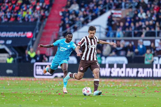 Bazoumana Toure (TSG 1899 Hoffenheim, 29), Adam Dzwigala (FC St. Pauli, 25) GER, FC St. Pauli vs. TSG 1899 Hoffenheim, Fussball, 1. Bundesliga, Spieltag 7, Saison 2025 2026, 19.10.2025 DFL REGULATIONS PROHIBIT ANY USE OF PHOTOGRAPHS AS IMAGE SEQUENCES AND OR QUASI-VIDEO GER, FC St. Pauli vs. TSG 1899 Hoffenheim, Fussball, 1. Bundesliga, Spieltag 7, Saison 2025 2026, 19.10.2025 Hamburg Copyright: xEibner-Pressefoto MarcelxvonxFehrnx EP_MFN