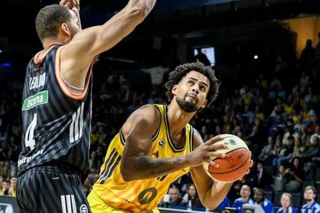 GER, Berlin, Basketball, Alba Berlin vs ratiopharm Ulm - Achtelfinale im BBL Pokal in der Max-Schmeling-Halle , BBL, im Bild v.l.: Christopher Ledlum (Ulm, 4), Norris Agbakoko (Alba Berlin), Zweikampf, Action, Kampf, kaempft um den Ball, 19.10.2025 Copyright: HMBxMedia UwexKoch
