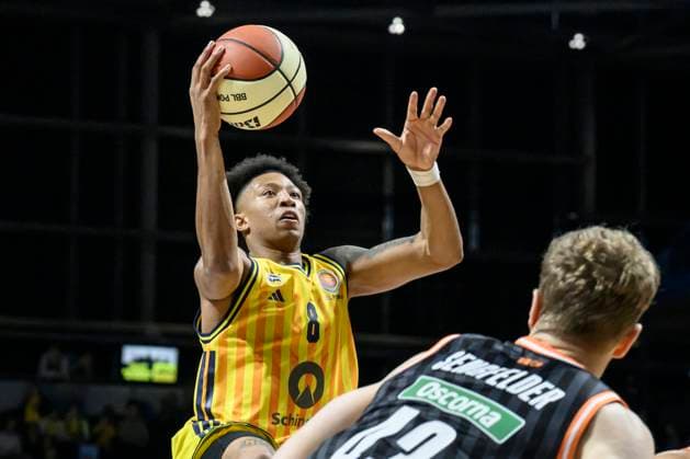 GER, Berlin, Basketball, Alba Berlin vs ratiopharm Ulm - Achtelfinale im BBL Pokal in der Max-Schmeling-Halle , BBL, im Bild v.l.: Boogie Ellis (Alba Berlin), Zweikampf, Action, Kampf, kaempft um den Ball, 19.10.2025 Copyright: HMBxMedia UwexKoch