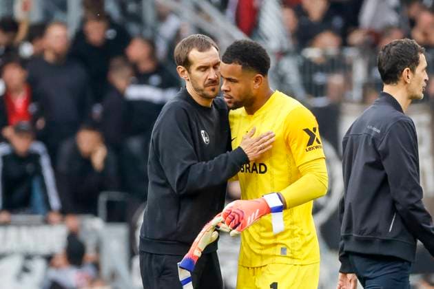 Julian Schuster (SC Freiburg, Trainer) und Noah Atubolu (SC Freiburg, 01) nach dem Spiel , Deutschland, Fussball, 1. Bundesliga, 7.Spieltag, 2025 2026, SC Freiburg vs. Eintracht Frankfurt, 19.10.2025, Europa-Park Stadion, Freiburg im Breisgau, Deutschland Freiburg im Breisgau Europa-Park Stadion Baden-Württemberg Deutschland Copyright: xGrantxHubbsx