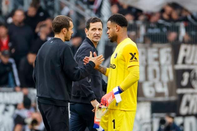 Julian Schuster (SC Freiburg, Trainer), Dino Toppmöller, Toppmoller (Eintracht Frankfurt, Trainer) und Noah Atubolu (SC Freiburg, 01) nach dem Spiel , Deutschland, Fussball, 1. Bundesliga, 7.Spieltag, 2025 2026, SC Freiburg vs. Eintracht Frankfurt, 19.10.2025, Europa-Park Stadion, Freiburg im Breisgau, Deutschland Freiburg im Breisgau Europa-Park Stadion Baden-Württemberg Deutschland Copyright: xGrantxHubbsx