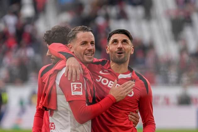 Christian Günter Christian Guenter (SC Freiburg, 30) und Vincenzo Grifo (SC Freiburg, 32) , Deutschland, Fussball, 1. Bundesliga, 7.Spieltag, 2025 2026, SC Freiburg vs. Eintracht Frankfurt, 19.10.2025, Europa-Park Stadion, Freiburg, Deutschland DFL REGULATIONS PROHIBIT ANY USE OF PHOTOGRAPHS AS IMAGE SEQUENCES AND OR QUASI-VIDEO. Freiburg Europa-Park Stadion Baden-Württemberg Deutschland Copyright: xArnexAmbergx