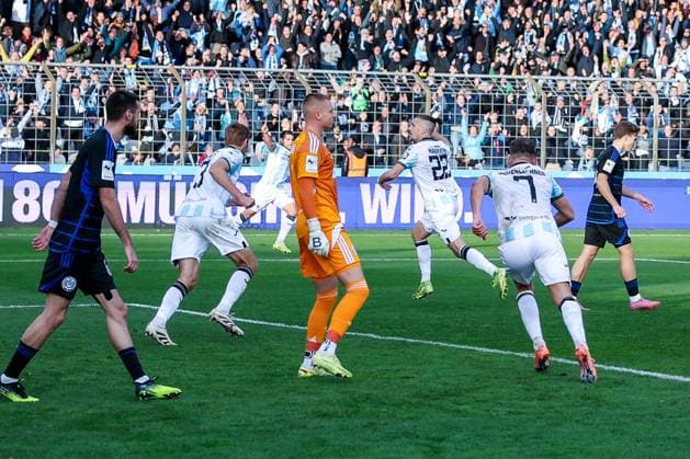 Jubellauf. von Sigurd Haugen 22 (TSV 1860 Muenchen) nach deinem Tor zum 1:0, Max Braune 1 (MSV Duisburg) und Rasim Bulic 6 (MSV Duisburg) enttaeuscht, Florian Niederlechner 7 (TSV 1860 Muenchen), TSV 1860 Muenchen vs. MSV Duisburg, DFL, Dritte Liga, Saison 2025 2026, Stadion an der Gruenwalder Strasse, Hinrunde, 11. Spieltag, 19.10.2025 DFB regulations prohibit any use of photographs as image sequences and or quasi-video Muenchen Bayern Deutschland