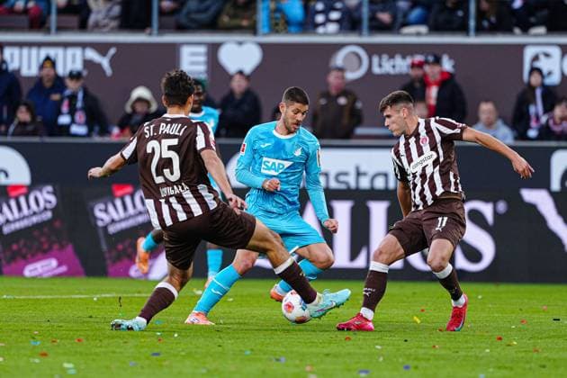 Adam Dzwigala (FC St. Pauli, 25), Andrej Kramaric (TSG 1899 Hoffenheim, 27), Arkadiusz Pyrka (FC St. Pauli, 11) GER, FC St. Pauli vs. TSG 1899 Hoffenheim, Fussball, 1. Bundesliga, Spieltag 7, Saison 2025 2026, 19.10.2025 DFL REGULATIONS PROHIBIT ANY USE OF PHOTOGRAPHS AS IMAGE SEQUENCES AND OR QUASI-VIDEO GER, FC St. Pauli vs. TSG 1899 Hoffenheim, Fussball, 1. Bundesliga, Spieltag 7, Saison 2025 2026, 19.10.2025 Hamburg Copyright: xEibner-Pressefoto MarcelxvonxFehrnx EP_MFN
