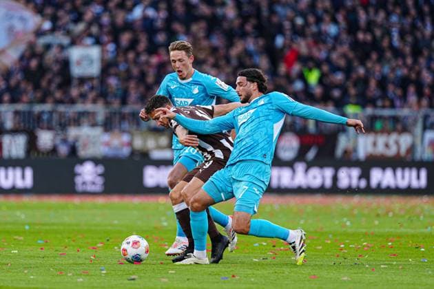 Wouter Burger (TSG 1899 Hoffenheim, 18), Martijn Kaars (FC St. Pauli, 19), Leon Avdullahu (TSG 1899 Hoffenheim, 07) GER, FC St. Pauli vs. TSG 1899 Hoffenheim, Fussball, 1. Bundesliga, Spieltag 7, Saison 2025 2026, 19.10.2025 DFL REGULATIONS PROHIBIT ANY USE OF PHOTOGRAPHS AS IMAGE SEQUENCES AND OR QUASI-VIDEO GER, FC St. Pauli vs. TSG 1899 Hoffenheim, Fussball, 1. Bundesliga, Spieltag 7, Saison 2025 2026, 19.10.2025 Hamburg Copyright: xEibner-Pressefoto MarcelxvonxFehrnx EP_MFN