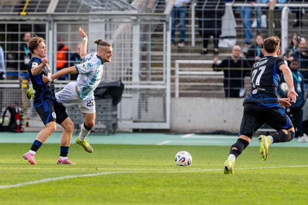 Kampf um den Ball Zweikampf zwischen Sigurd Haugen (TSV 1860 Muenchen, 22) und Patrick Sussek (MSV Duisburg, 37) GER, TSV 1860 Muenchen vs. MSV Duisburg, Fussball, 3. Bundesliga, 11. Spieltag, Saison 2025 2026, 19.10.2025. (DFL DFB REGULATIONS PROHIBIT ANY USE OF PHOTOGRAPHS as IMAGE SEQUENCES and or QUASI-VIDEO). GER, TSV 1860 Muenchen vs. MSV Duisburg, Fussball, 3. Bundesliga, 11. Spieltag, Saison 2025 2026, 19.10.2025. Muenchen Copyright: xEibner-Pressefoto HeikexFeinerx EP_HFR