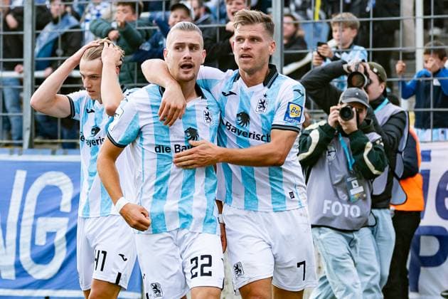Florian Niederlechner (TSV 1860 Muenchen, 07) bejubelt mit Sigurd Haugen (TSV 1860 Muenchen, 22) dessen Tor zum 1:0 GER, TSV 1860 Muenchen vs. MSV Duisburg, Fussball, 3. Bundesliga, 11. Spieltag, Saison 2025 2026, 19.10.2025. (DFL DFB REGULATIONS PROHIBIT ANY USE OF PHOTOGRAPHS as IMAGE SEQUENCES and or QUASI-VIDEO). GER, TSV 1860 Muenchen vs. MSV Duisburg, Fussball, 3. Bundesliga, 11. Spieltag, Saison 2025 2026, 19.10.2025. Muenchen Copyright: xEibner-Pressefoto HeikexFeinerx EP_HFR