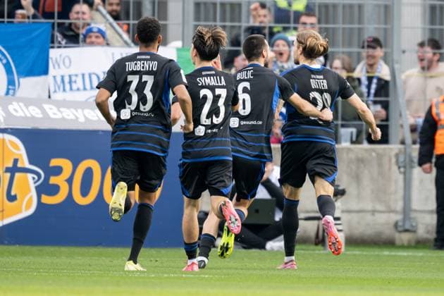 Die Duisburger bejubeln mit Joshua Bitter (MSV Duisburg, 29) dessen Tor zum 1:1 - Ausgleich GER, TSV 1860 Muenchen vs. MSV Duisburg, Fussball, 3. Bundesliga, 11. Spieltag, Saison 2025 2026, 19.10.2025. (DFL DFB REGULATIONS PROHIBIT ANY USE OF PHOTOGRAPHS as IMAGE SEQUENCES and or QUASI-VIDEO). GER, TSV 1860 Muenchen vs. MSV Duisburg, Fussball, 3. Bundesliga, 11. Spieltag, Saison 2025 2026, 19.10.2025. Muenchen Copyright: xEibner-Pressefoto HeikexFeinerx EP_HFR