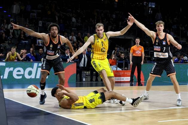 DEU, BBL-POkal, ALBA vs. Rathiofarm Ulm, 19.10.2025, Max-Schmeling-Halle, Berlin, DEU, BBL-POkal, ALBA vs. Rathiofarm Ulm, im Bild MALTE DELOW (ALBA Berlin 6), Jack Kayil( ALBA Berlin 7), Len Schormann (ratiopharm Ulm 1), Tobias Jensen (ratiopharm Ulm 7)