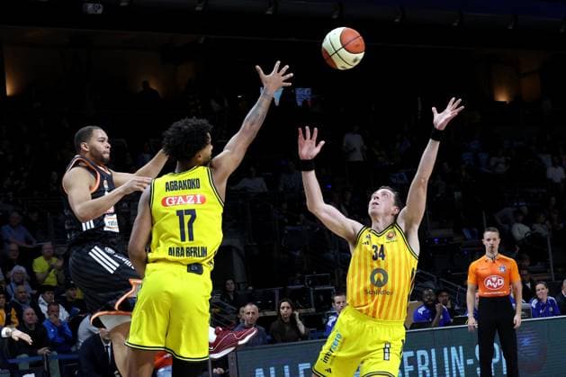 DEU, BBL-POkal, ALBA vs. Rathiofarm Ulm, 19.10.2025, Max-Schmeling-Halle, Berlin, DEU, BBL-POkal, ALBA vs. Rathiofarm Ulm, im Bild Justin Bean (ALBA Berlin 34), Norris Agbakoko (ALBA Berlin 17), Christopher Ledlum (ratiopharm Ulm 4)