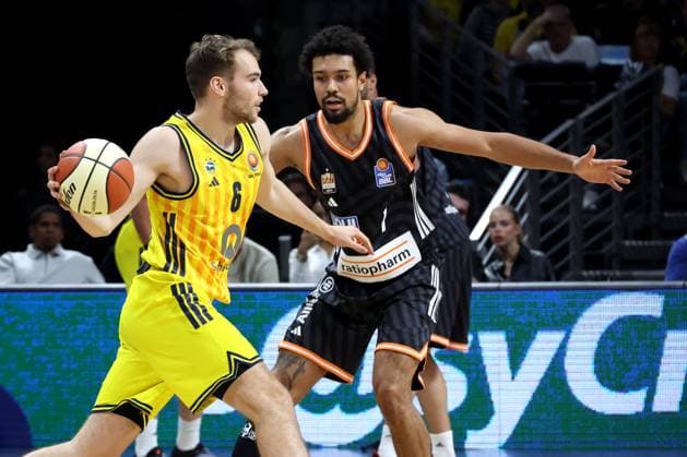 DEU, BBL-POkal, ALBA vs. Rathiofarm Ulm, 19.10.2025, Max-Schmeling-Halle, Berlin, DEU, BBL-POkal, ALBA vs. Rathiofarm Ulm, im Bild MALTE DELOW (ALBA Berlin 6), Len Schormann (ratiopharm Ulm 1)