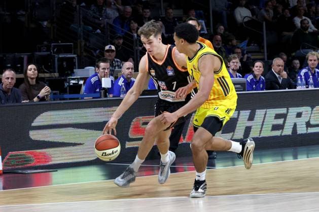 DEU, BBL-POkal, ALBA vs. Rathiofarm Ulm, 19.10.2025, Max-Schmeling-Halle, Berlin, DEU, BBL-POkal, ALBA vs. Rathiofarm Ulm, im Bild Jack Kayil( ALBA Berlin 7), Tobias Jensen (ratiopharm Ulm 7)
