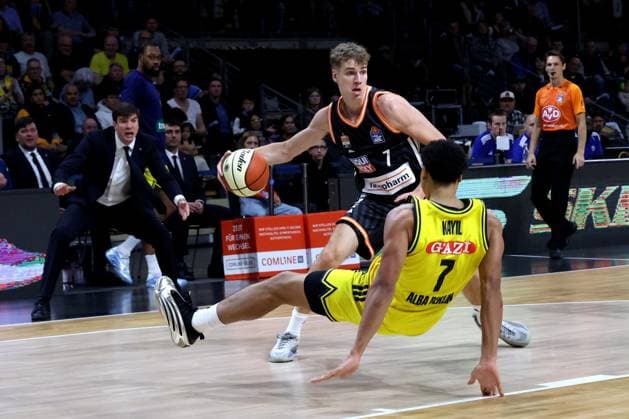 DEU, BBL-POkal, ALBA vs. Rathiofarm Ulm, 19.10.2025, Max-Schmeling-Halle, Berlin, DEU, BBL-POkal, ALBA vs. Rathiofarm Ulm, im Bild Jack Kayil( ALBA Berlin 7), Tobias Jensen (ratiopharm Ulm 7)