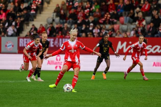 Pernille Harder (FC Bayern Muenchen, 21) beim Elfmeter, GER, FC Bayern Muenchen vs. 1. FC Koeln, Fussball, Google Pixel Frauen-Bundesliga, 7. Spieltag, Saison 2025 2026, 19.10.2025, DFL DFB REGULATIONS PROHIBIT ANY USE OF PHOTOGRAPHS as IMAGE SEQUENCES and or QUASI-VIDEO, GER, FC Bayern Muenchen vs. 1. FC Koeln, Fussball, Google Pixel Frauen-Bundesliga, 7. Spieltag, Saison 2025 2026, 19.10.2025 Muenchen Copyright: xEibner-Pressefoto JennixMaulx EP_JML